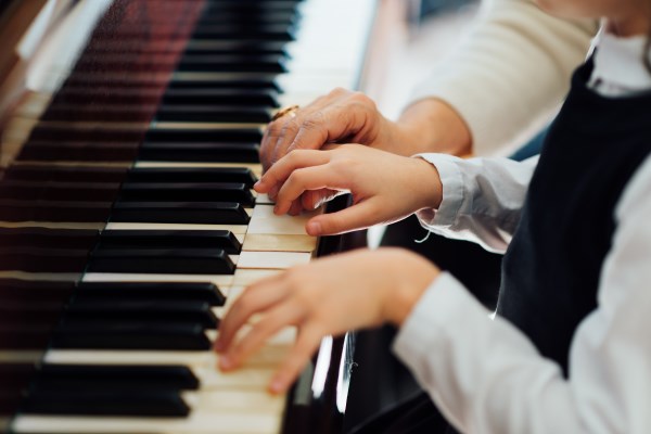פסנתר - עם המורה צמח רן ✦ משך שיעור 45 דקות