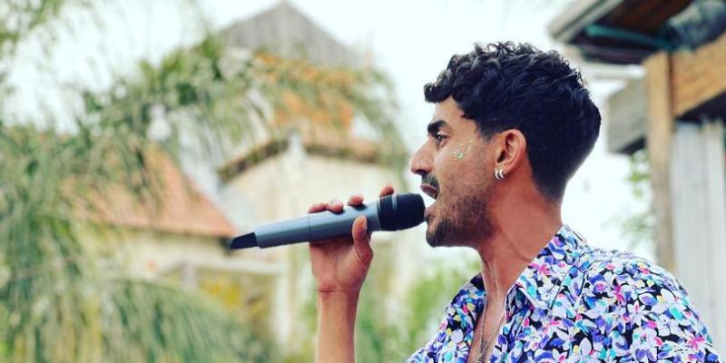 אודי צברי בהופעה באאוטבק