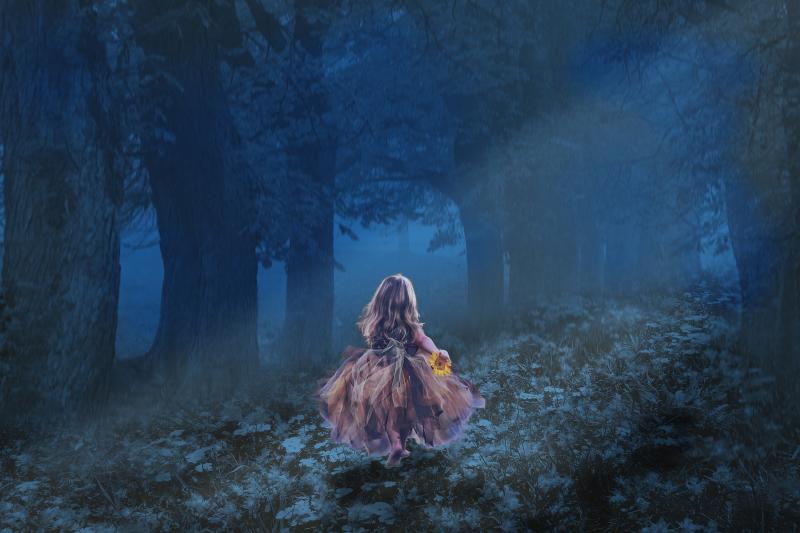 ילדה לבד ביער